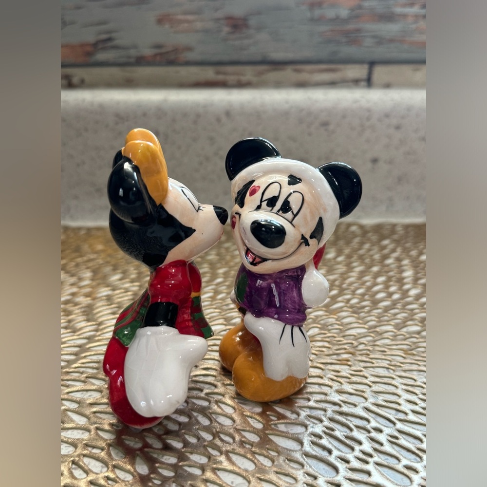 Walt Disney Minnie & Mickey Kissing Christmas Salt and Pepper Shakers